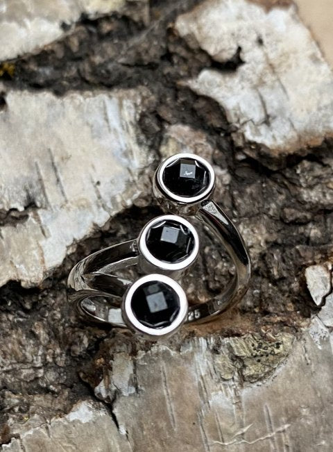 Nuunu one size finger ring with 3 pieces of 5 mm faceted Nuummit in sterling silver 925
