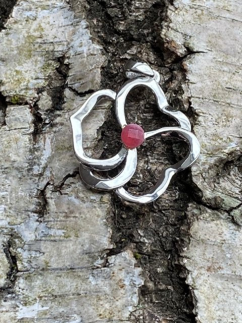 Pendant in sterling silver 925 with 5 mm faceted Tugtupite